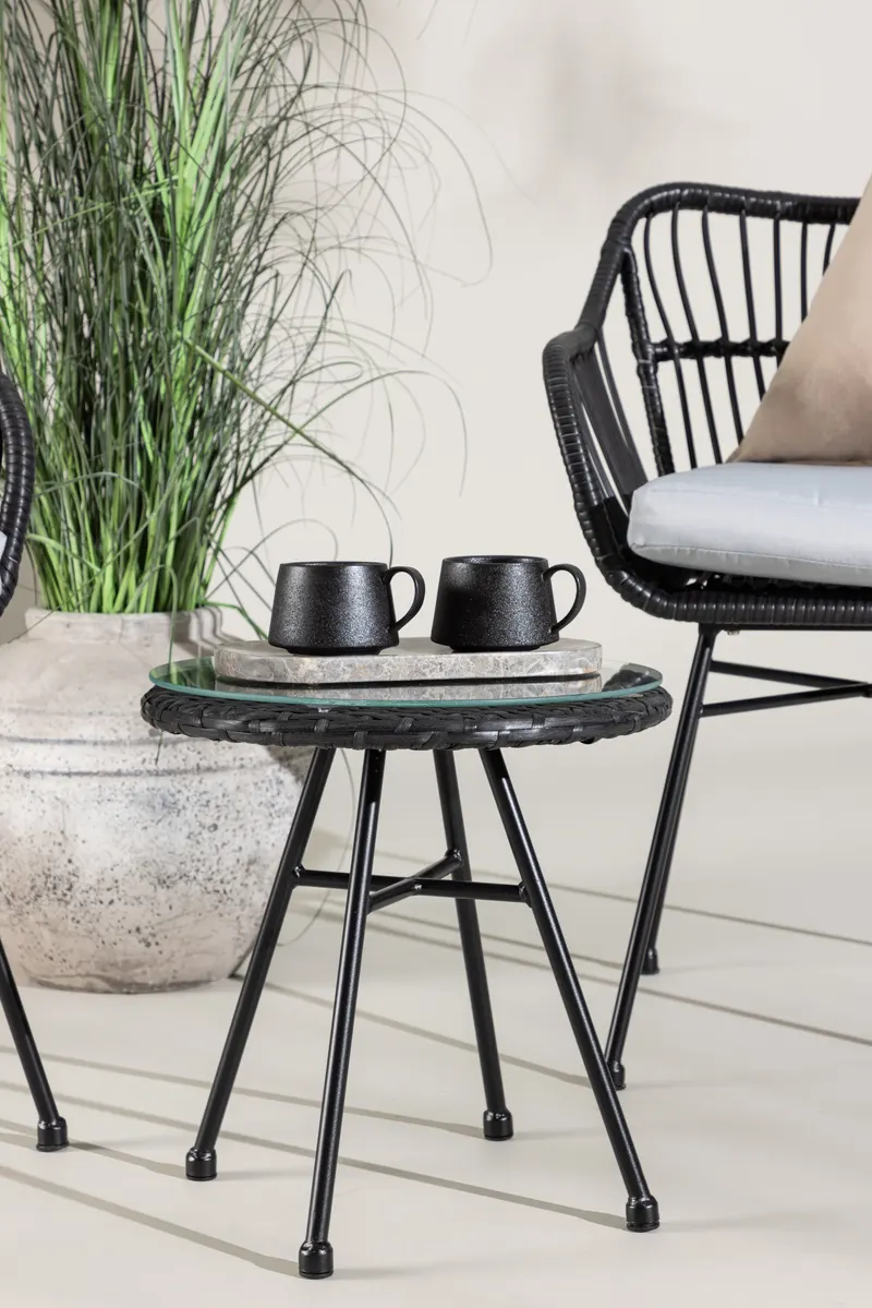 Viga Balkon-Lounge-Set mit zwei Geflechtsesseln und rundem Glastisch, im Wohnraum, Ansicht 2