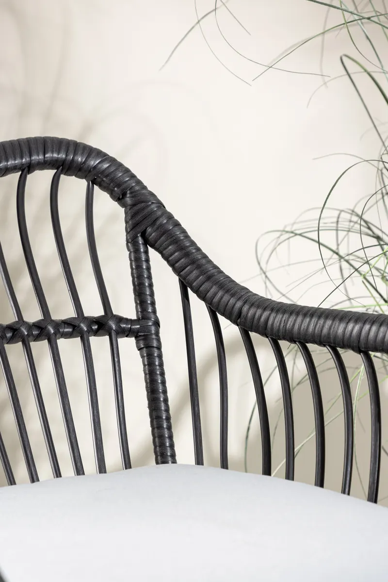 Viga Balkon-Lounge-Set mit zwei Geflechtsesseln und rundem Glastisch, im Wohnraum, Ansicht 3
