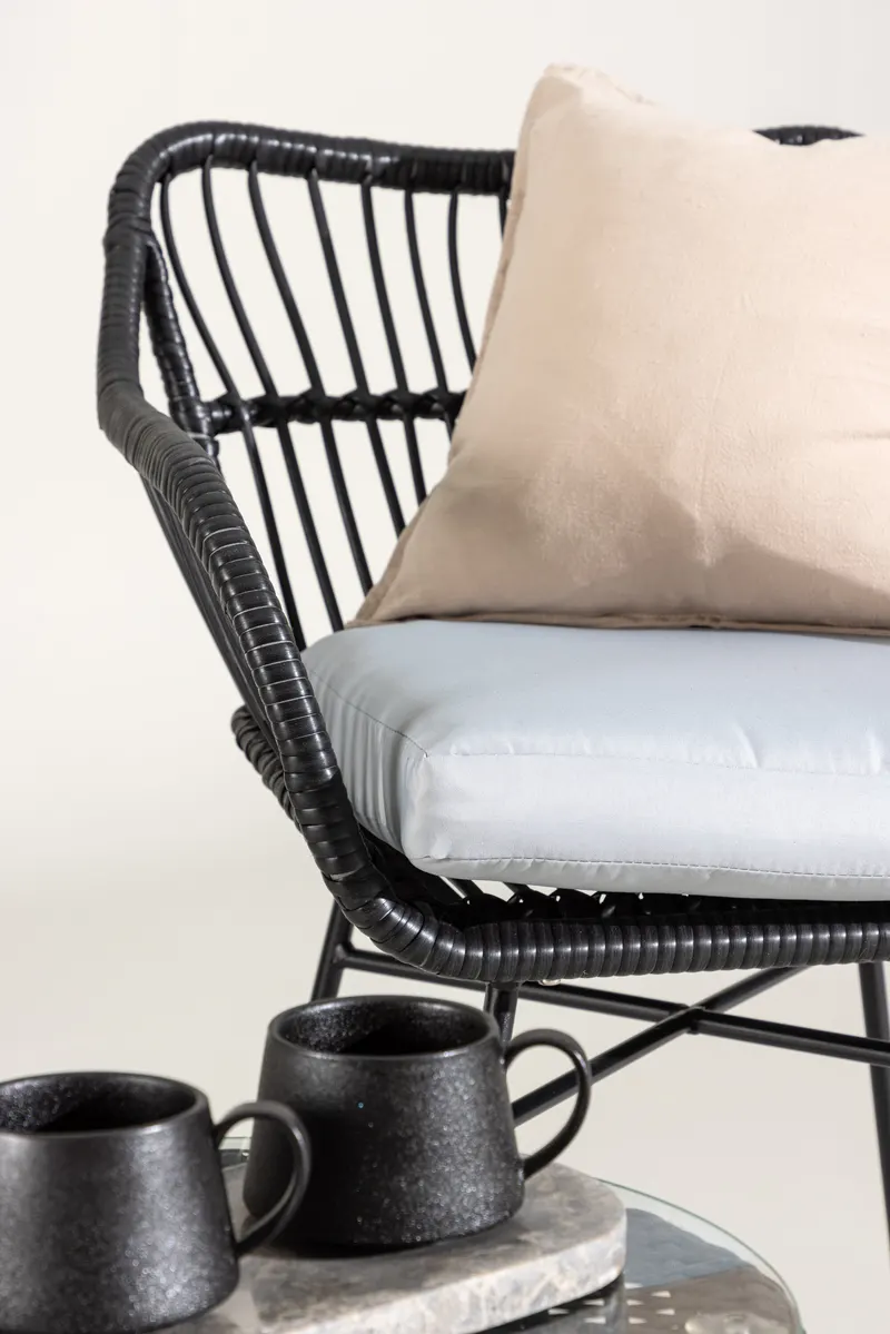 Viga Balkon-Lounge-Set mit zwei Geflechtsesseln und rundem Glastisch, im Wohnraum, Ansicht 4