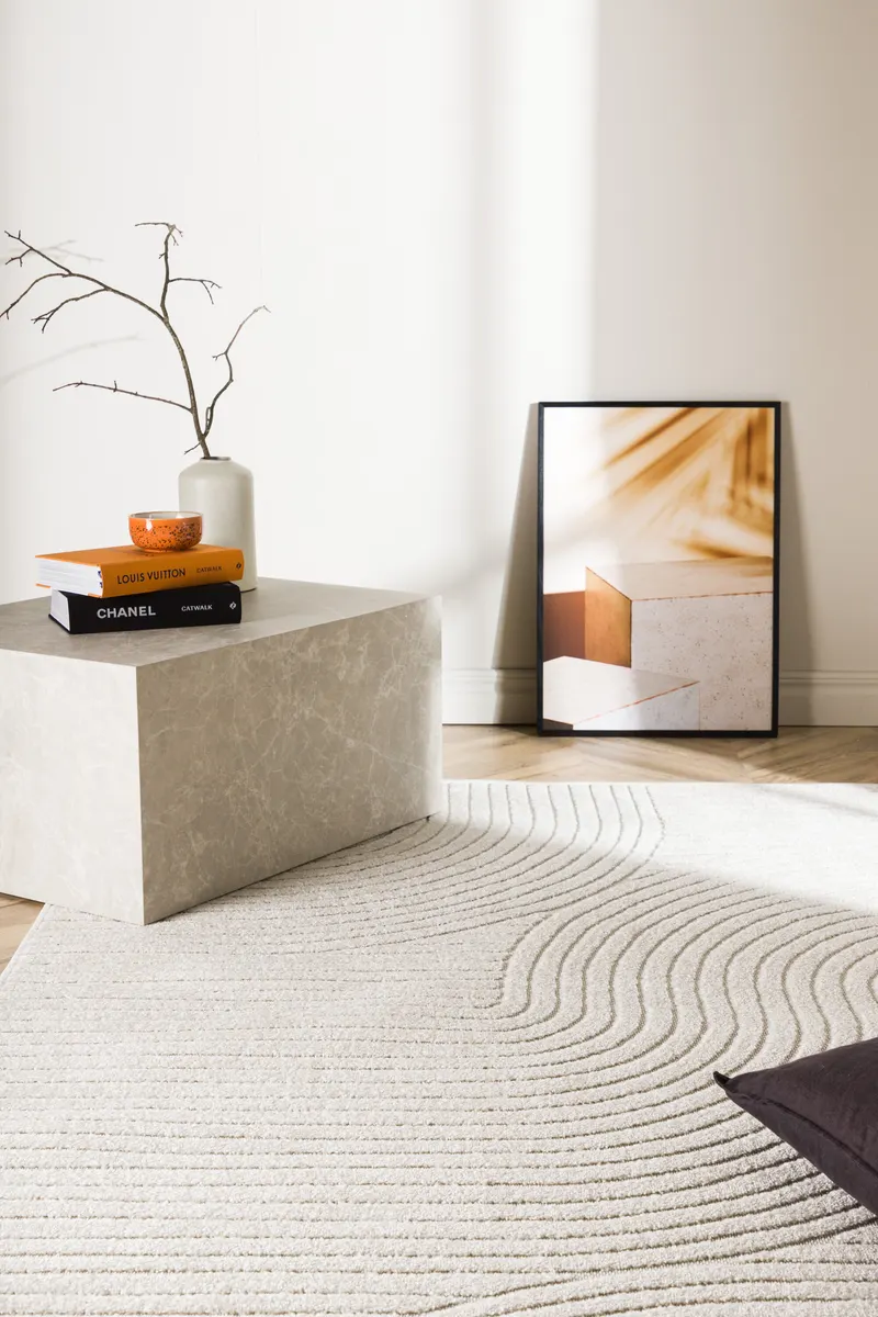 Vince Teppich mit Linienmuster in 290 × 200 cm, Weiß, im Wohnraum, Ansicht 1