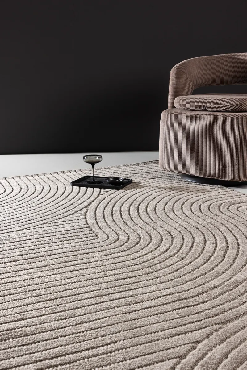 Vince Teppich mit Linienmuster in 290 × 200 cm, Braun, im Wohnraum, Ansicht 4