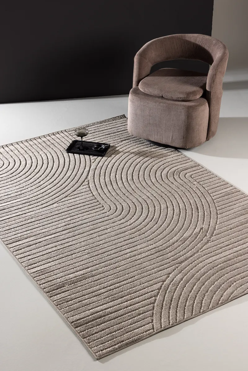 Vince Teppich mit Linienmuster in 340 × 240 cm, Braun, im Wohnraum, Ansicht 1
