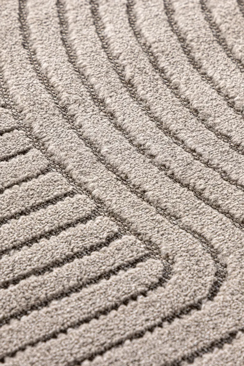 Vince Teppich mit Linienmuster in 340 × 240 cm, Braun, im Wohnraum, Ansicht 3