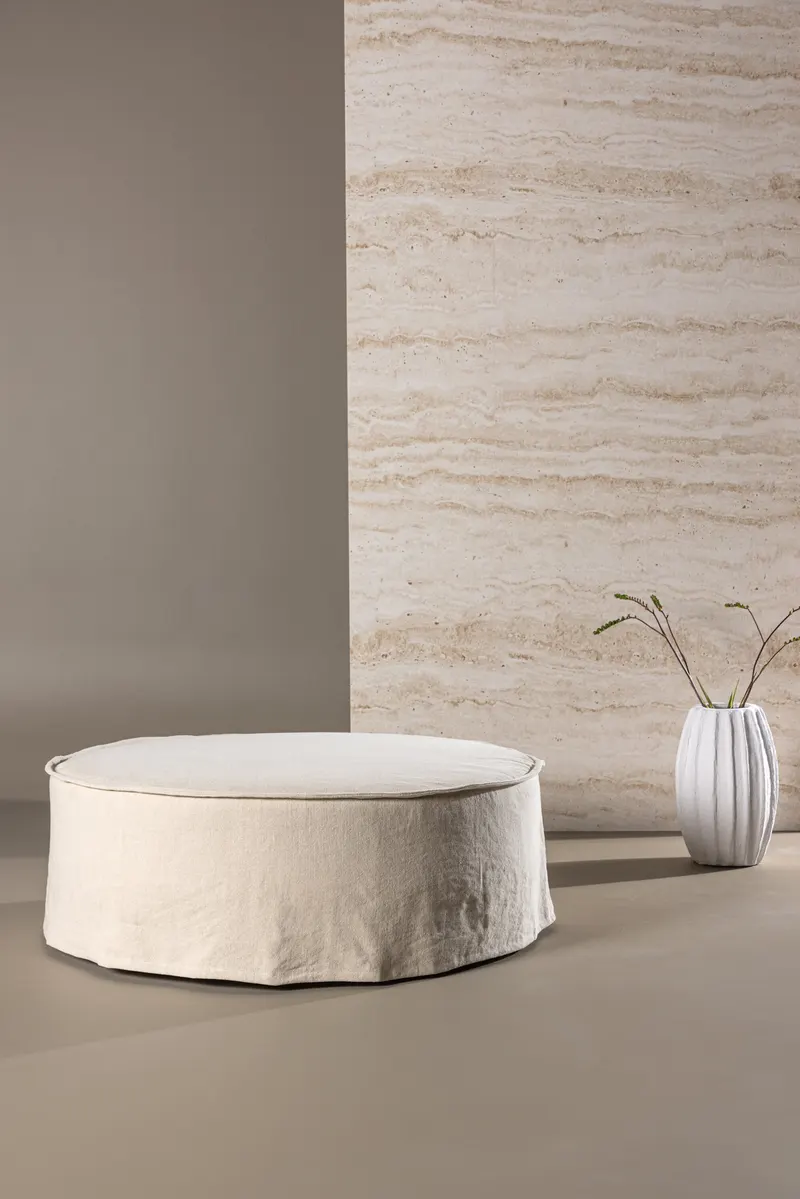 Vindö runder Hocker in Beige, Gestell Schwarz, Baumwolle, Polyester in Leinenoptik, im Wohnraum, Ansicht 1