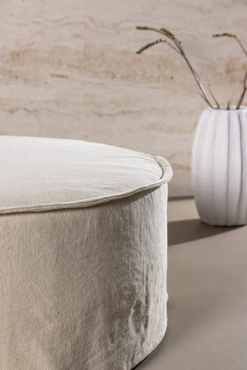 Vindö runder Hocker in Beige, Gestell Schwarz, Baumwolle, Polyester in Leinenoptik, im Wohnraum, Ansicht 3