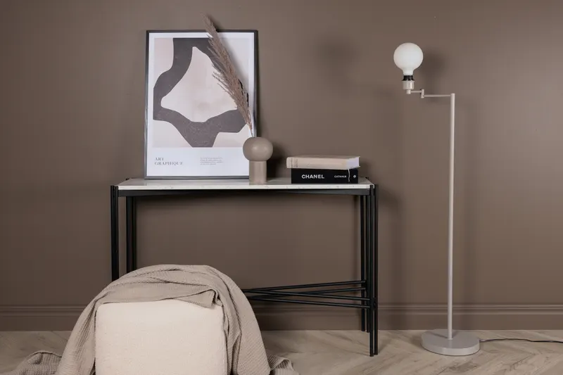 Virro Stehlampe aus Stahl in Beige, im Wohnraum, Ansicht 1