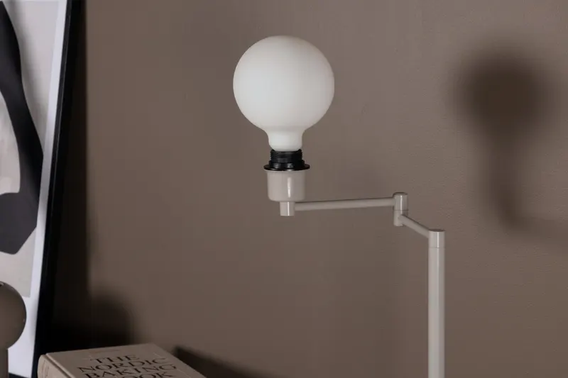 Virro Stehlampe aus Stahl in Beige, im Wohnraum, Ansicht 4
