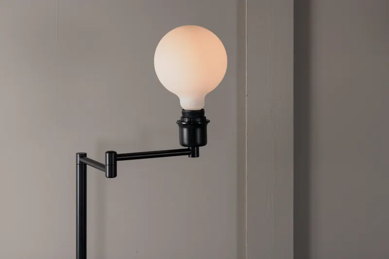 Virro Stehlampe aus Stahl in Schwarz, im Wohnraum, Ansicht 3
