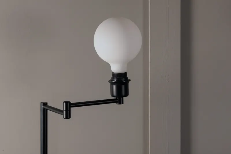 Virro Stehlampe aus Stahl in Schwarz, im Wohnraum, Ansicht 4