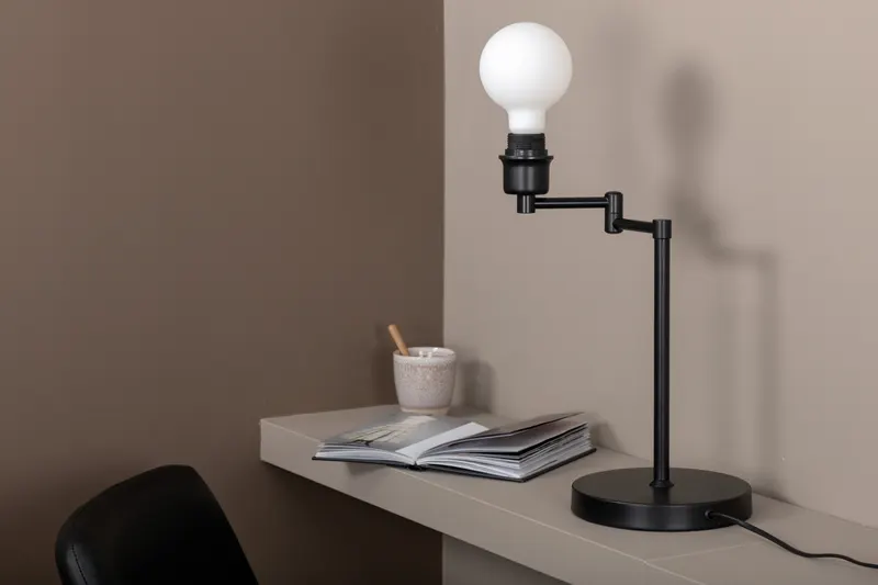 Virro Tischlampe aus schwarzem Stahl, im Winkel verstellbar