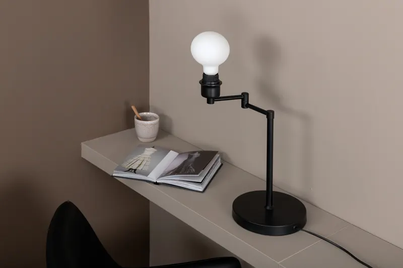 Virro Tischlampe mit verstellbarem Stahlständer, im Wohnraum, Ansicht 3