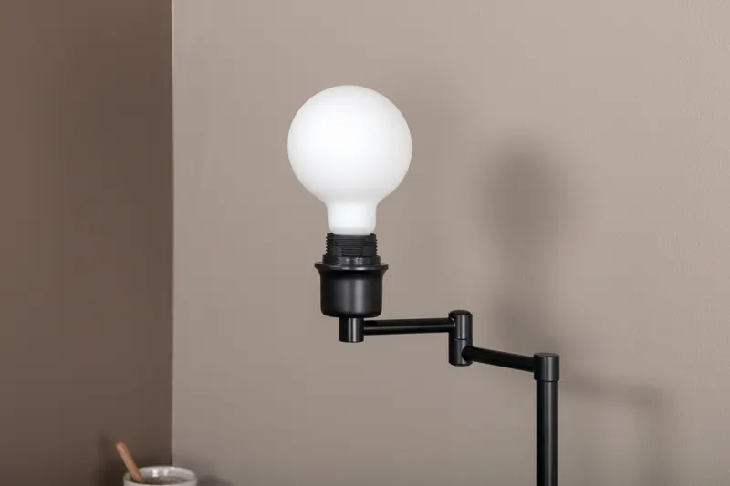Virro Tischlampe mit verstellbarem Stahlständer, im Wohnraum, Ansicht 4