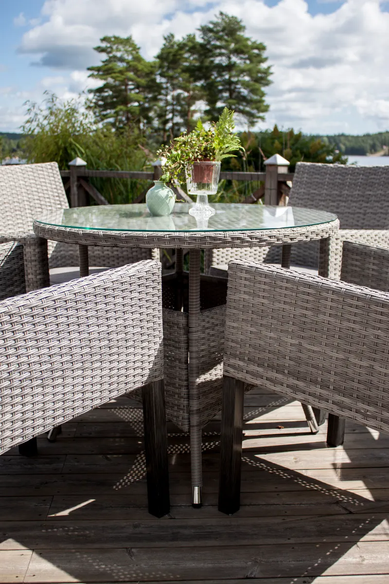 Volta runder Gartentisch mit Glasplatte und Geflecht in Ø 90 cm, Grau, im Wohnraum, Ansicht 2