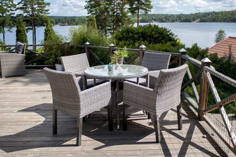 Volta runder Gartentisch mit Glasplatte und Geflecht in Ø 90 cm, Grau, im Wohnraum, Ansicht 3