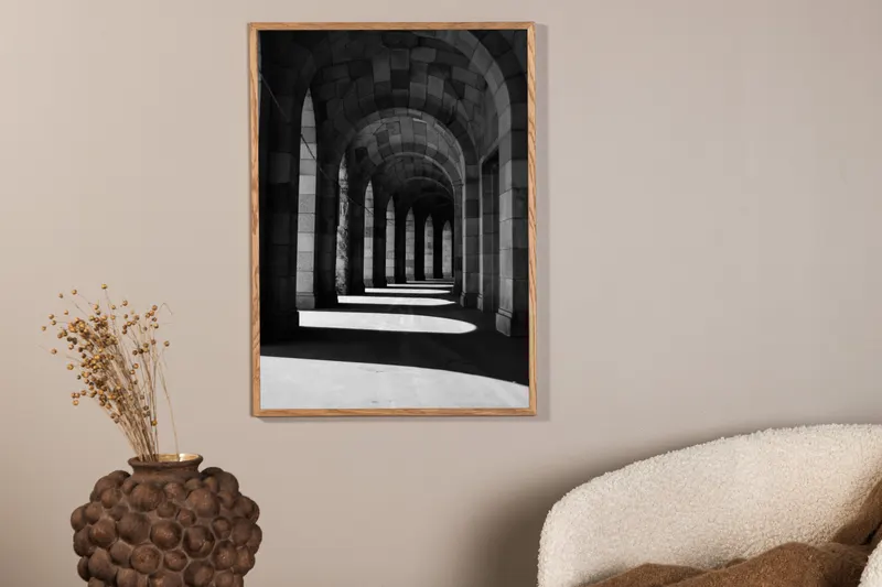 Walkway Poster mit Schwarz-Weiß-Fotografie eines Bogengangs in 40 × 30 cm, im Wohnraum, Ansicht 2