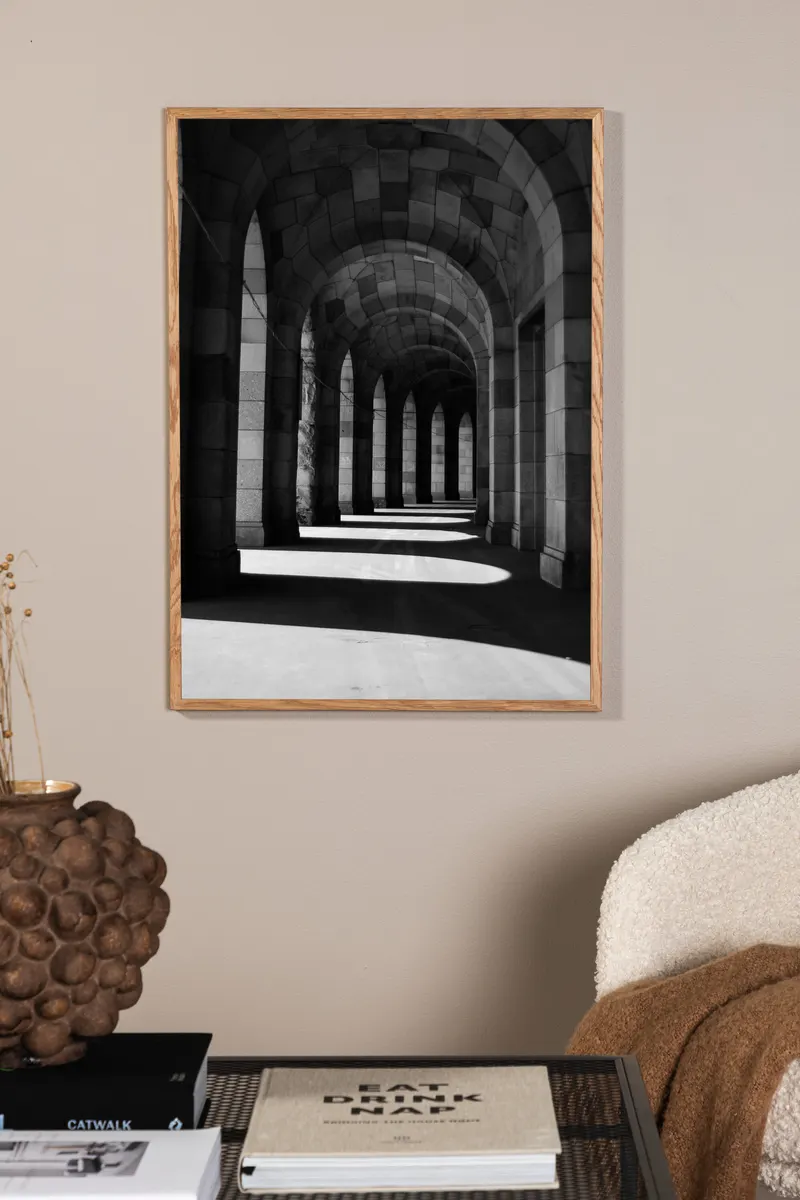 Walkway Poster mit Schwarz-Weiß-Fotografie eines Bogengangs in 70 × 50 cm, im Wohnraum, Ansicht 1