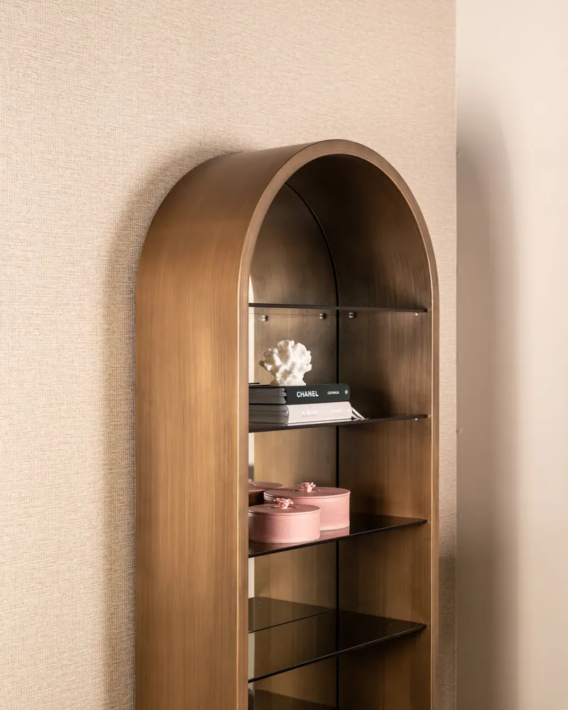Wandschrank Bowic, Goldfarben, gebürstet von Richmond Interiors, Wohnbeispiel 7, im Wohnraum