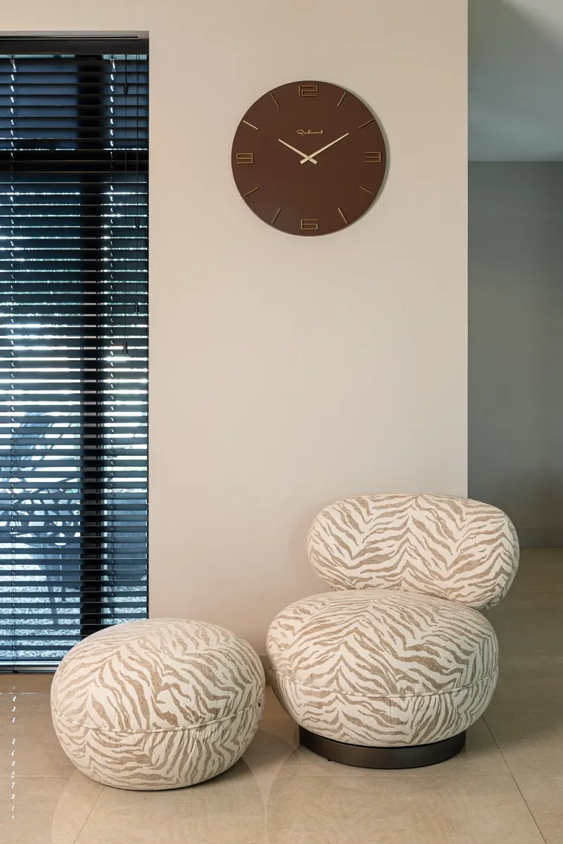 Wanduhr Byram, Chestnut von Richmond Interiors, Wohnbeispiel 4, im Wohnraum