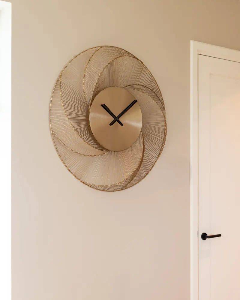 Wanduhr Denver, Goldfarben von Richmond Interiors, Wohnbeispiel 5, im Wohnraum