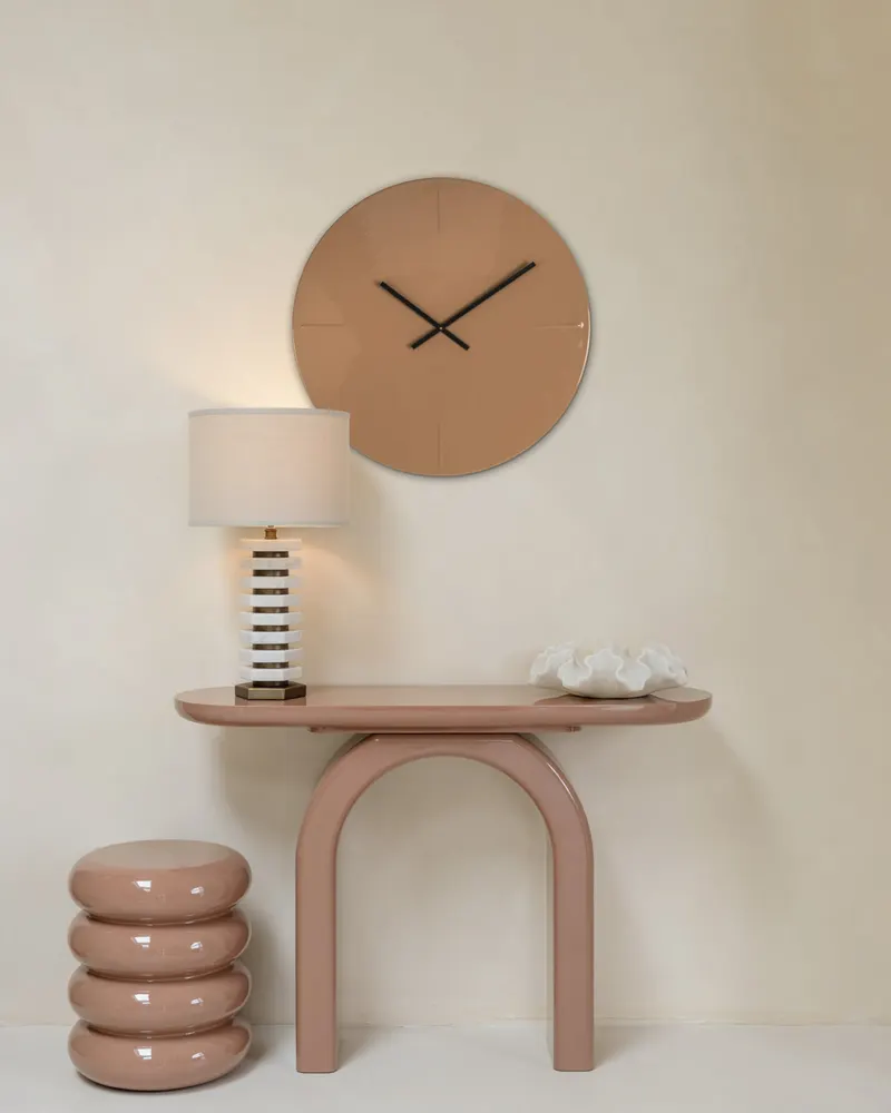 Wanduhr Elles, Mocha mousse von Richmond Interiors, Wohnbeispiel 4, im Wohnraum