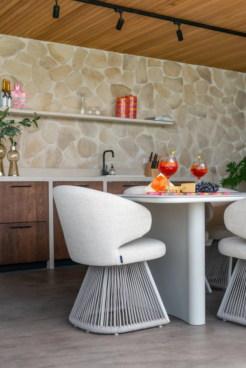 Senza Gartentisch Hellbeige von Richmond Interiors, Wohnbeispiel 10, im Wohnraum