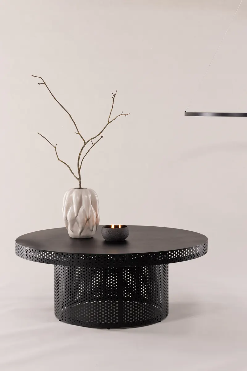 West End x Josefin Lustig runder Couchtisch aus Stahl, im Wohnraum, Ansicht 1