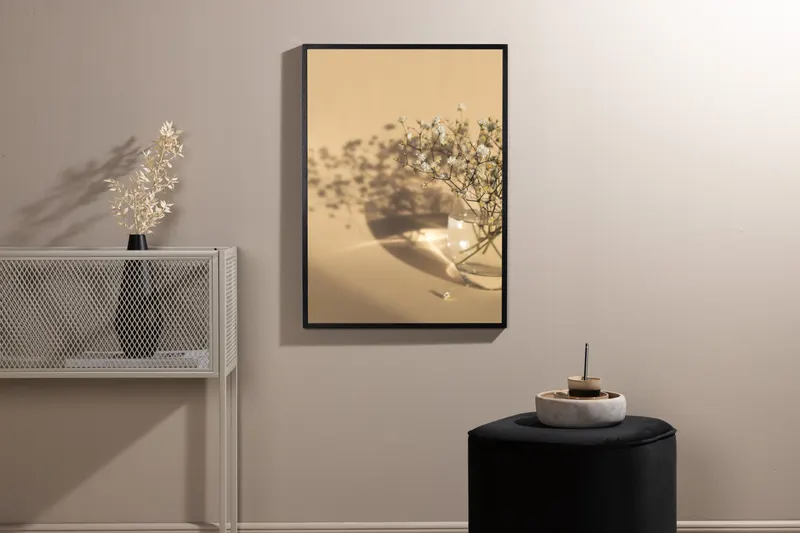White Flowers Poster mit weißen Blüten in einer Glasvase in 70 × 50 cm, im Wohnraum, Ansicht 2