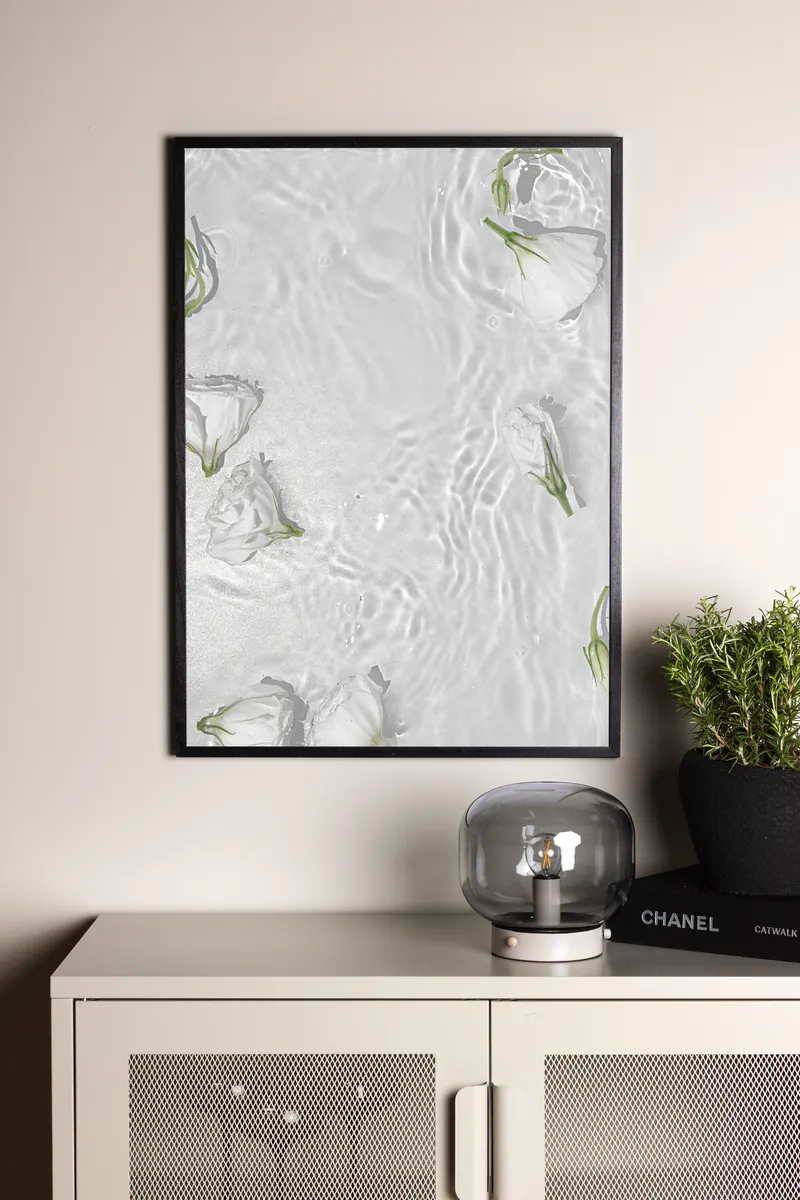 White Roses Poster mit Rosenblüten auf Wasser in 40 × 30 cm, im Wohnraum, Ansicht 1