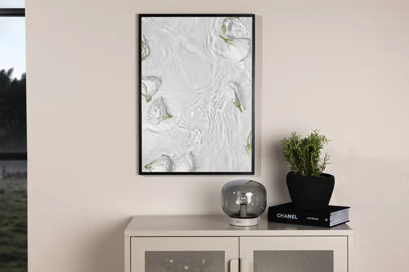 White Roses Poster mit Rosenblüten auf Wasser in 100 × 70 cm, im Wohnraum, Ansicht 2
