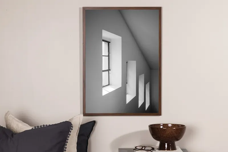 Widows Poster mit Fotografie von Fensternischen in 30 × 21 cm, im Wohnraum, Ansicht 2