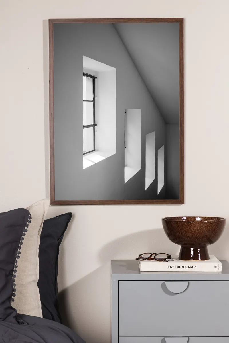 Widows Poster mit Fotografie von Fensternischen in 40 × 30 cm, im Wohnraum, Ansicht 1