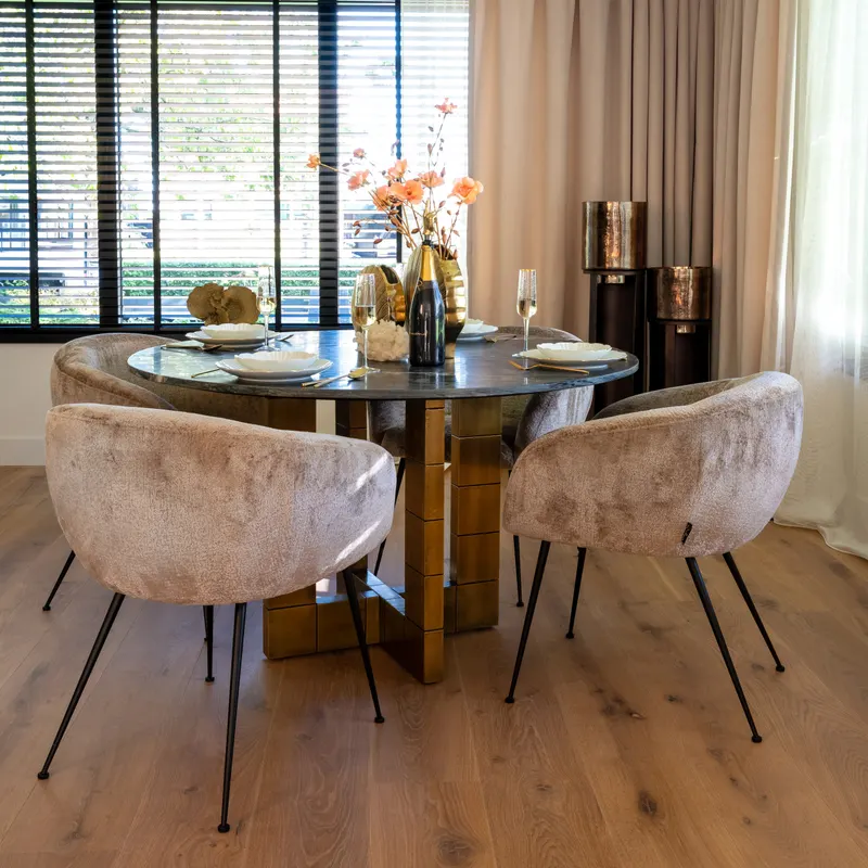 Esstisch Collada, Schwarz/Goldfarben, 130Ø cm von Richmond Interiors, Wohnbeispiel 7, im Wohnraum