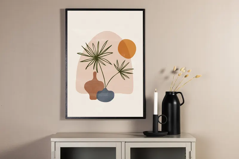 Wonderland Poster mit Vasen und Palmblättern vor einem Bogen in 40 × 30 cm, im Wohnraum, Ansicht 2