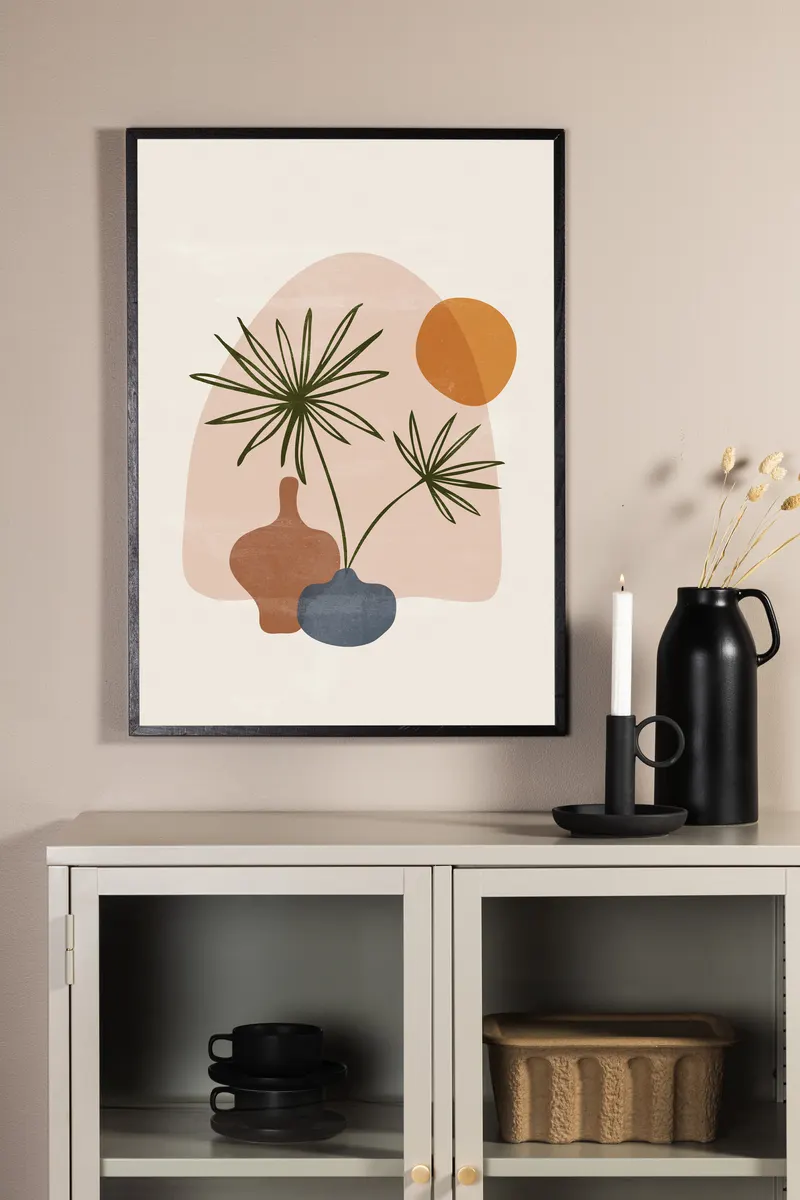 Wonderland Poster mit Vasen und Palmblättern vor einem Bogen in 100 × 70 cm, im Wohnraum, Ansicht 1