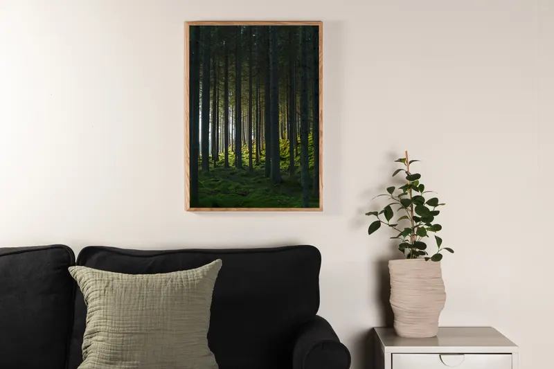 Woods Poster mit Blick in einen dichten Wald in 30 × 21 cm, im Wohnraum, Ansicht 2