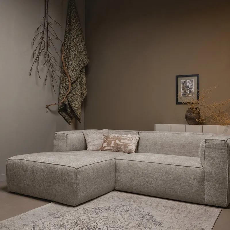 Bean Sofa mit Chaiselongue, Chunky Melange Travertin, links, im Wohnraum