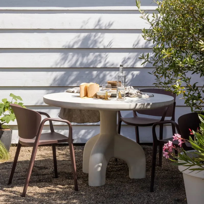 Bent Gartenstuhl aus Polypropylen, Lila/braun, im Wohnraum, Ansicht 2
