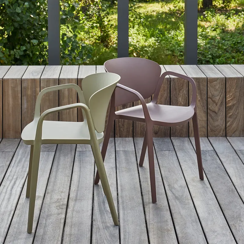 Bent Gartenstuhl aus Polypropylen, Lila/braun, im Wohnraum