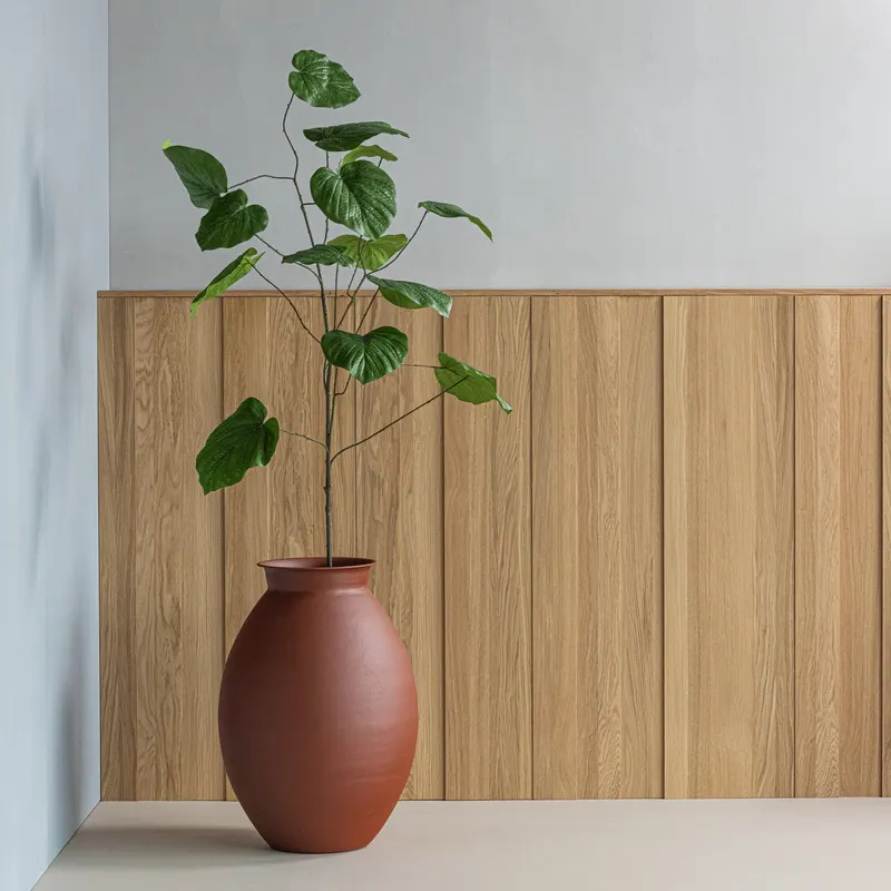 Caro XXL Metallvase, Braun, im Wohnraum