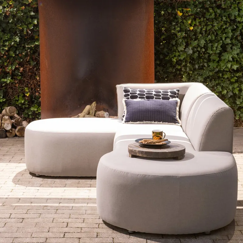 Chios Gartenlounge mit organischer Form, Sand, links, im Wohnraum, Ansicht 2