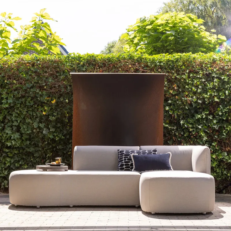 Chios Gartenlounge mit organischer Form, Sand, rechts, im Wohnraum