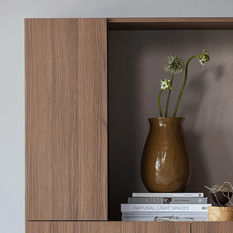 Cira Vase aus Metall, Honiggelb, im Wohnraum