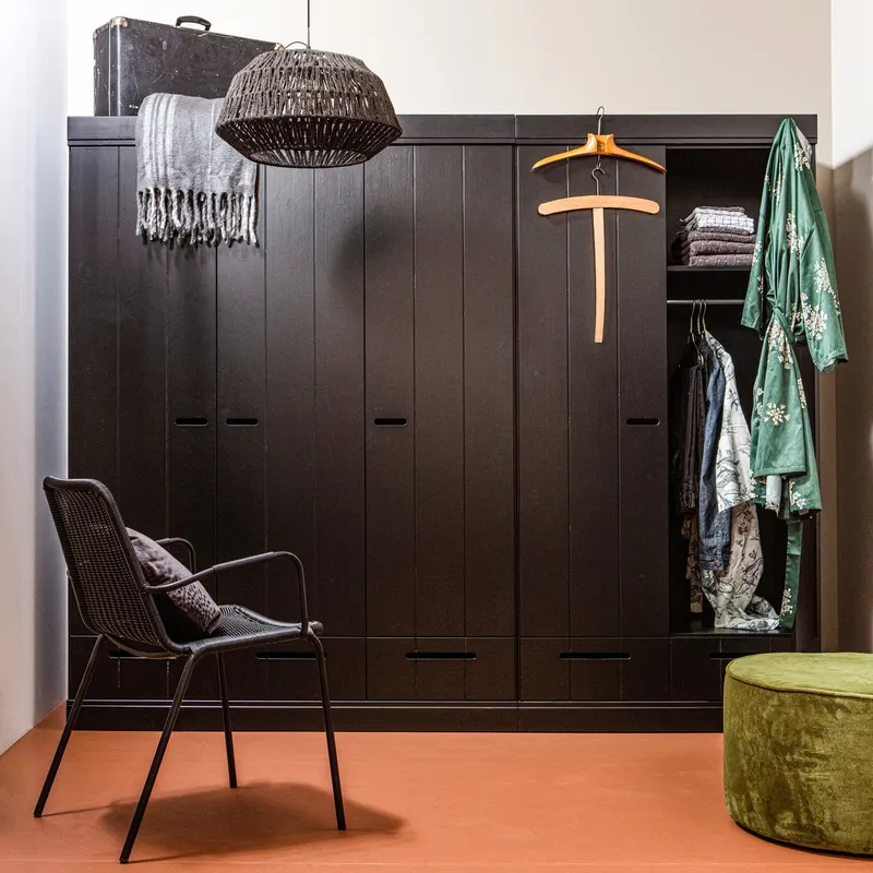 Connect Kleiderschrank mit Schubladen, 3-türig, Schwarz, im Wohnraum
