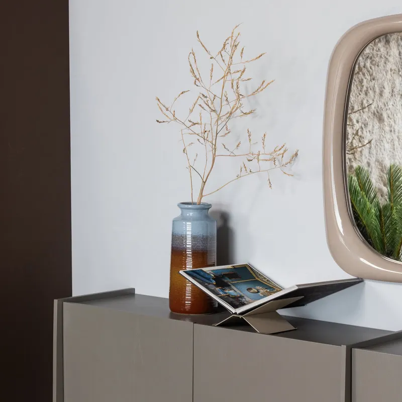 Decennia Vase aus Keramik, Blau/Gelb, im Wohnraum