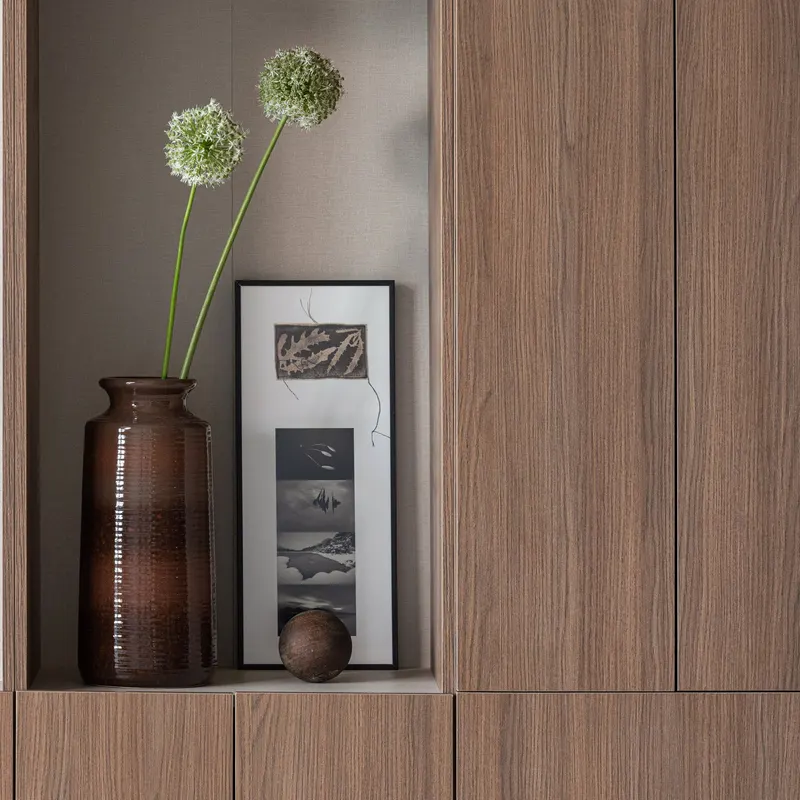 Decennia Vase aus Keramik, Braun/Rot, im Wohnraum