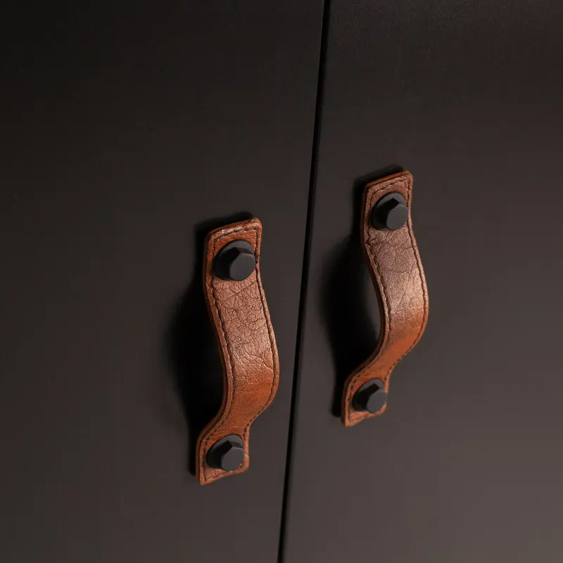 Dian Kleiderschrank mit Schubladen und Ledergriffen, Schwarz, Detail, Ansicht 2