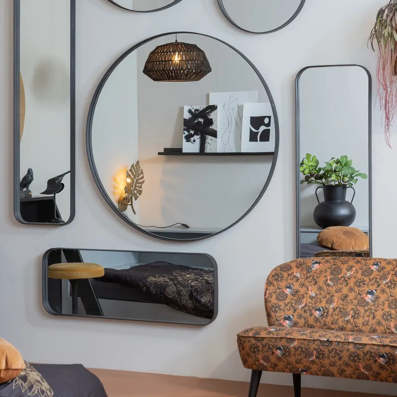 Doutzen Wandspiegel mit Metallrahmen, Schwarz, im Wohnraum