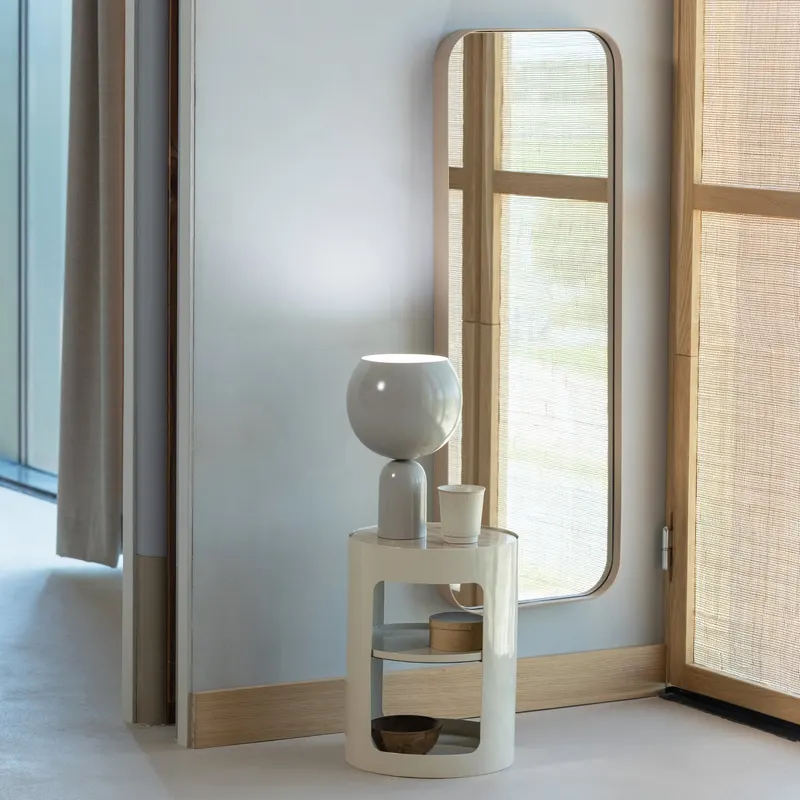 Doutzen Wandspiegel mit Metallrahmen, Sand, im Wohnraum