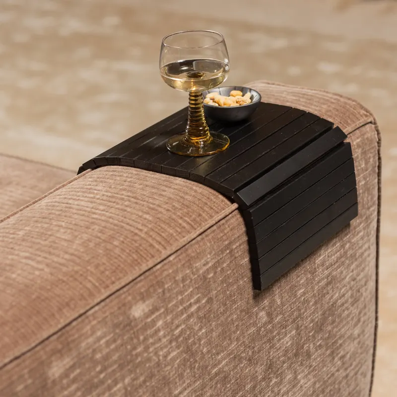 Flexibles Sofatablett M aus Holzlamellen, Schwarz, im Wohnraum