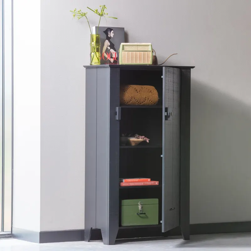 Gijs Bauernschrank aus sägerauer Kiefer, Schwarz, im Wohnraum